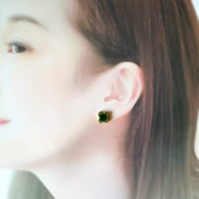 深みのある グリーン 美濃焼 タイル 金継ぎ ライン お花 ピアス イヤリング ノンホールピアス 緑 ゴールド 金 小ぶり 小さい シンプル 花