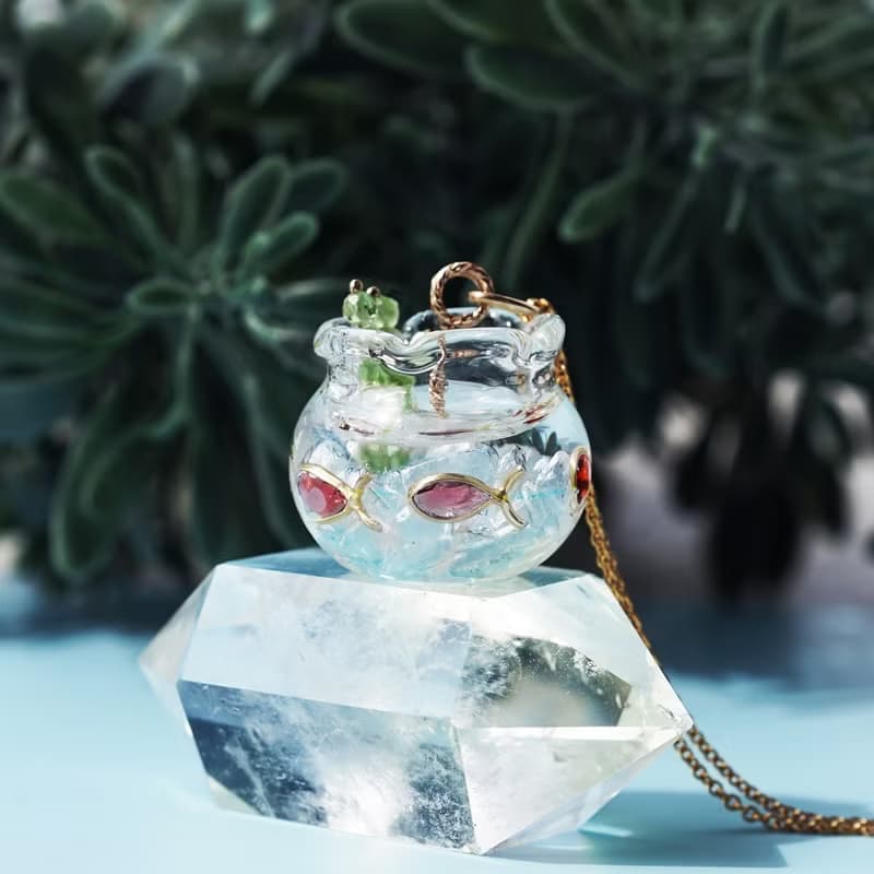 宝石の金魚と金魚鉢ネックレス・アクアマリン、ガーネット、ペリドット　Goldfish bowl