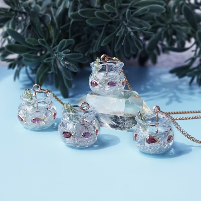 宝石の金魚と金魚鉢ネックレス・アクアマリン、ガーネット、ペリドット　Goldfish bowl