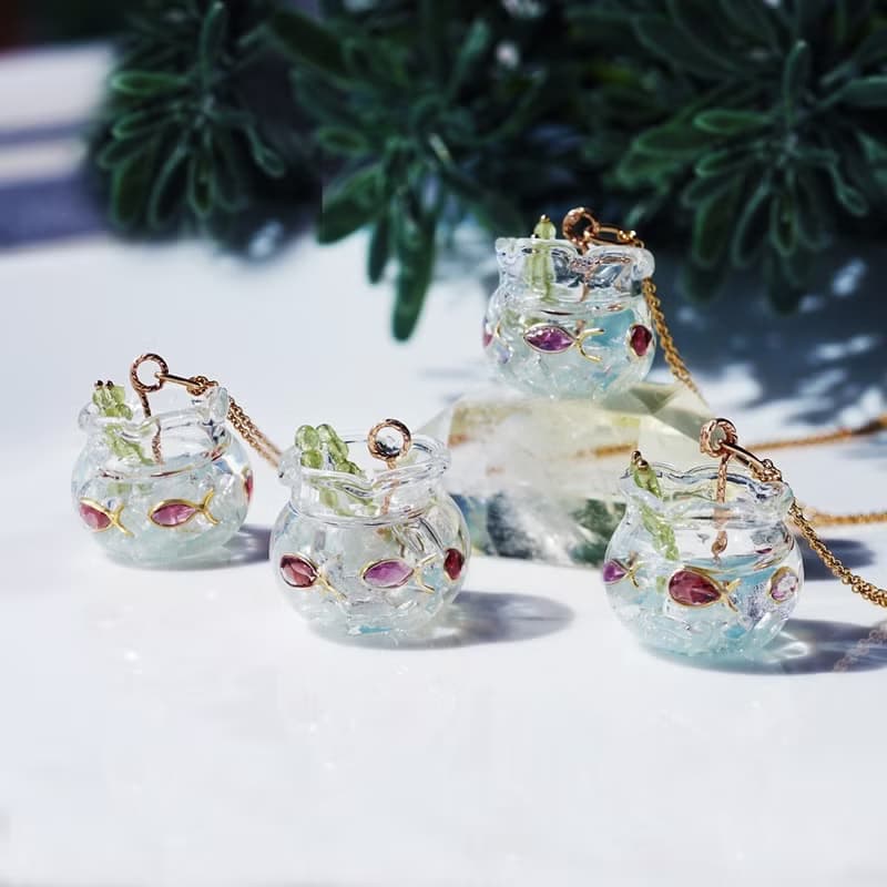 宝石の金魚と金魚鉢ネックレス・アクアマリン、ガーネット、ペリドット　Goldfish bowl