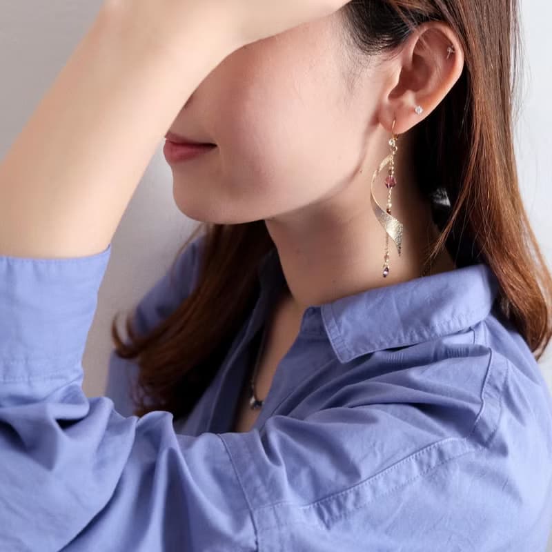 Priscilla | Swarovski 磨砂旋轉波浪形線條耳環 | 神秘魅惑