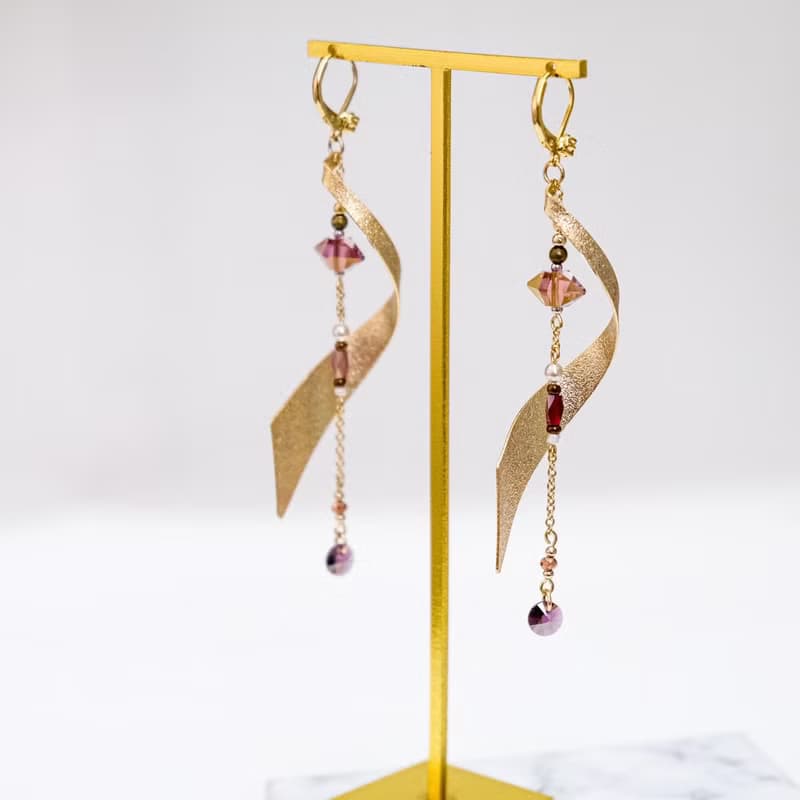 Priscilla | Swarovski 磨砂旋轉波浪形線條耳環 | 神秘魅惑