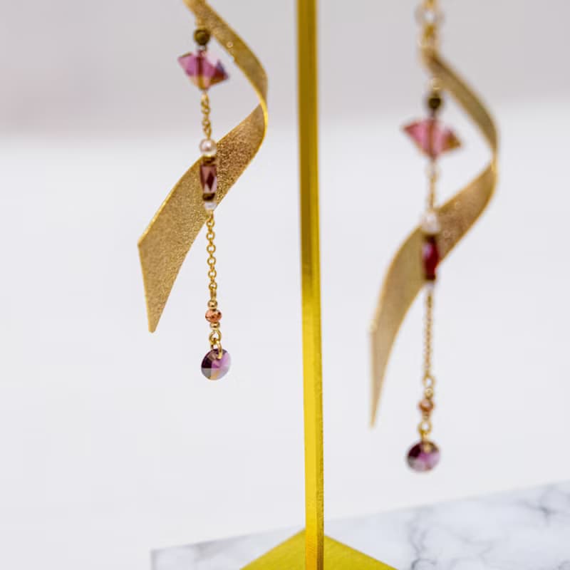Priscilla | Swarovski 磨砂旋轉波浪形線條耳環 | 神秘魅惑