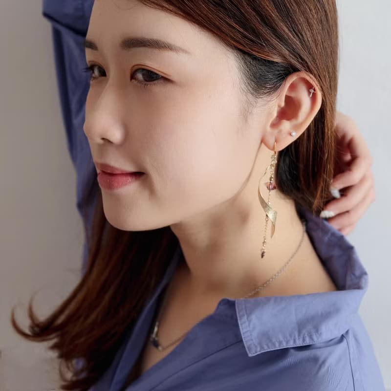 Priscilla | Swarovski 磨砂旋轉波浪形線條耳環 | 神秘魅惑
