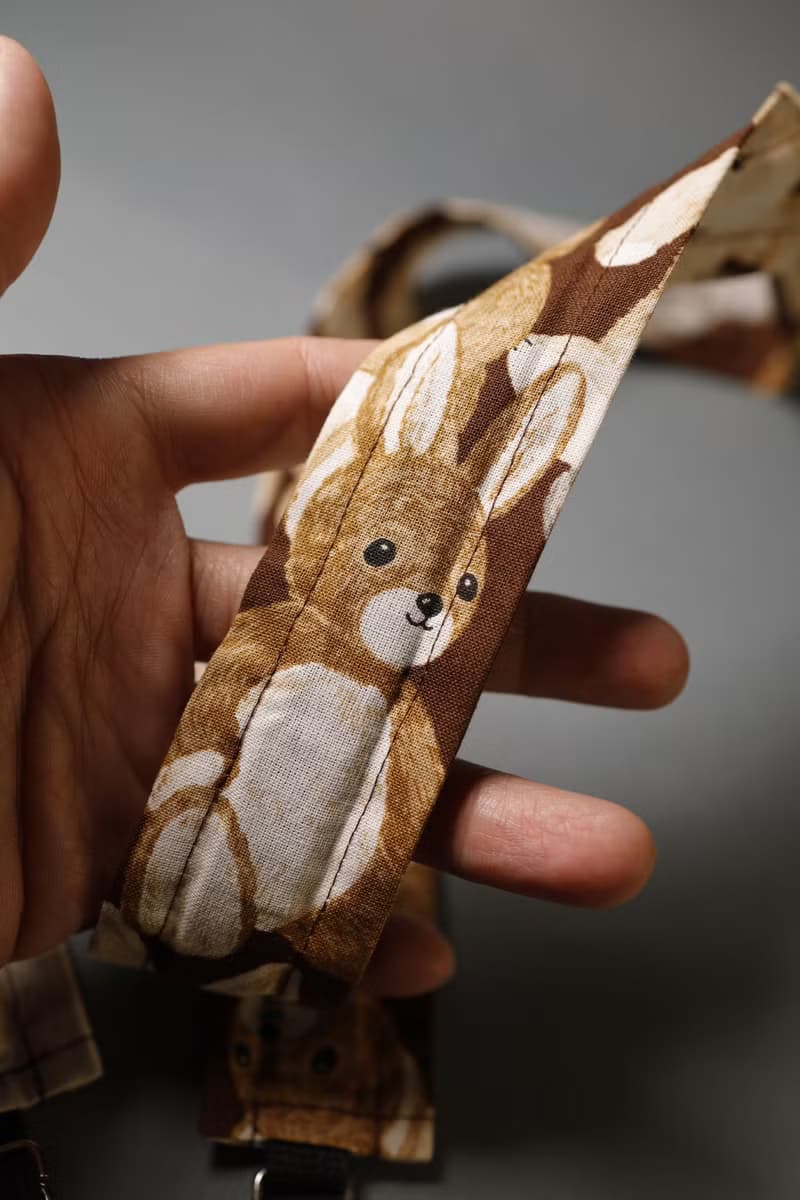 【一月一日】台灣手工製造 巧克力兔子玩偶 印花布手機背帶