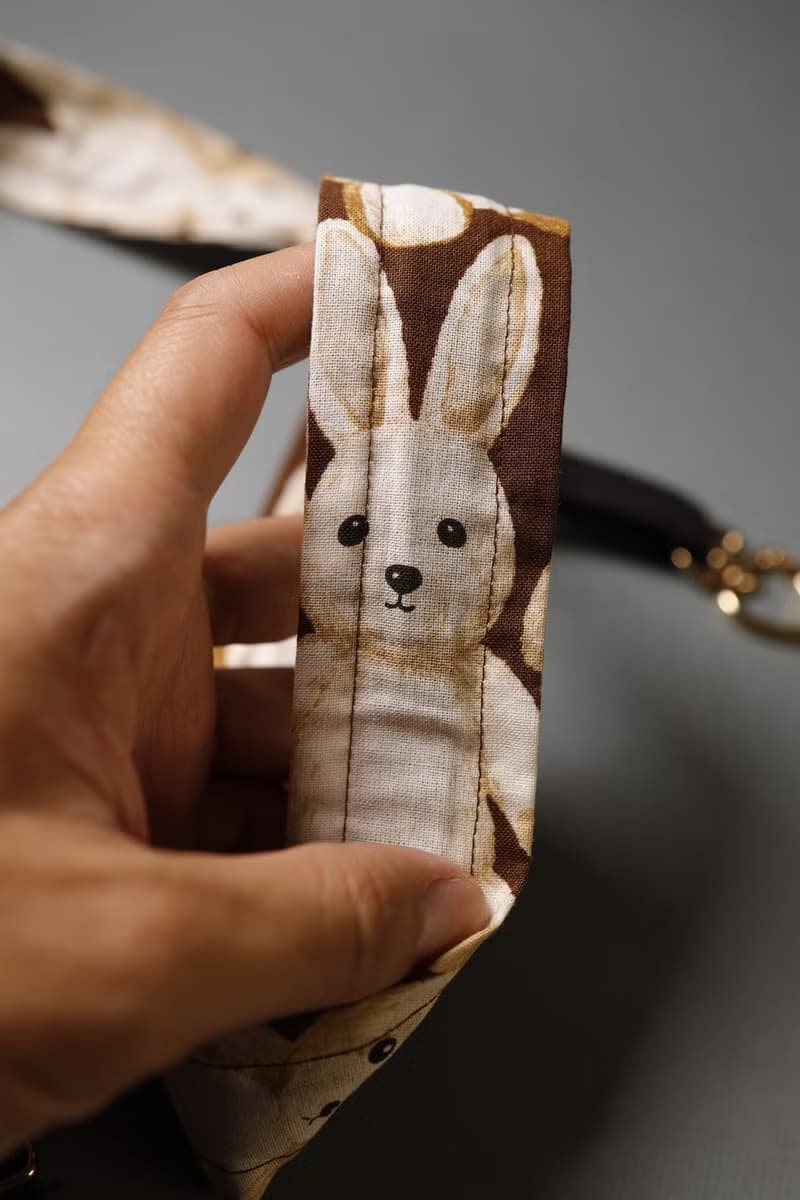 【一月一日】台灣手工製造 巧克力兔子玩偶 印花布手機背帶