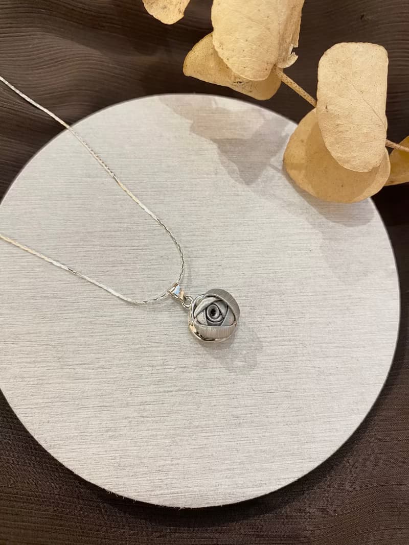 Re-Re【熱賣款】蠶絲金工—單朵小玫瑰項鍊 新月藍
