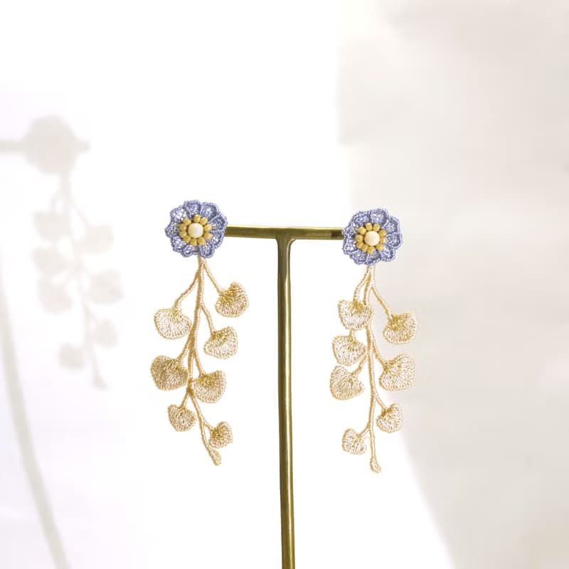 小花刺繍耳飾り　ラベンダー