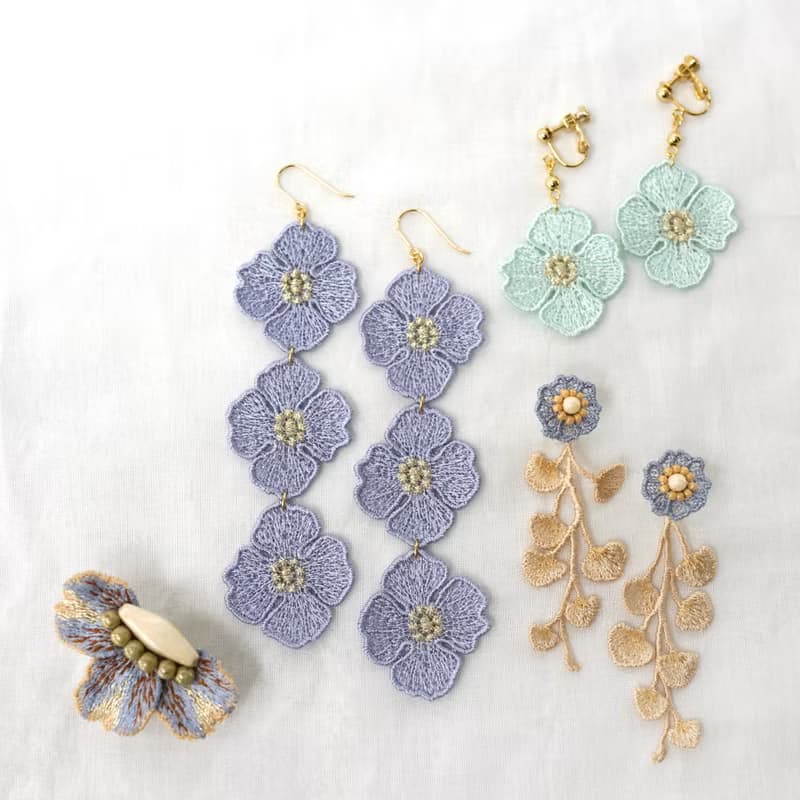 小花刺繍耳飾り　ラベンダー