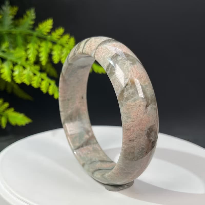 獨特長石手鐲62+MM 玉化高瓷星光 肉紅色飄綠小寬條景鐲 療愈能量