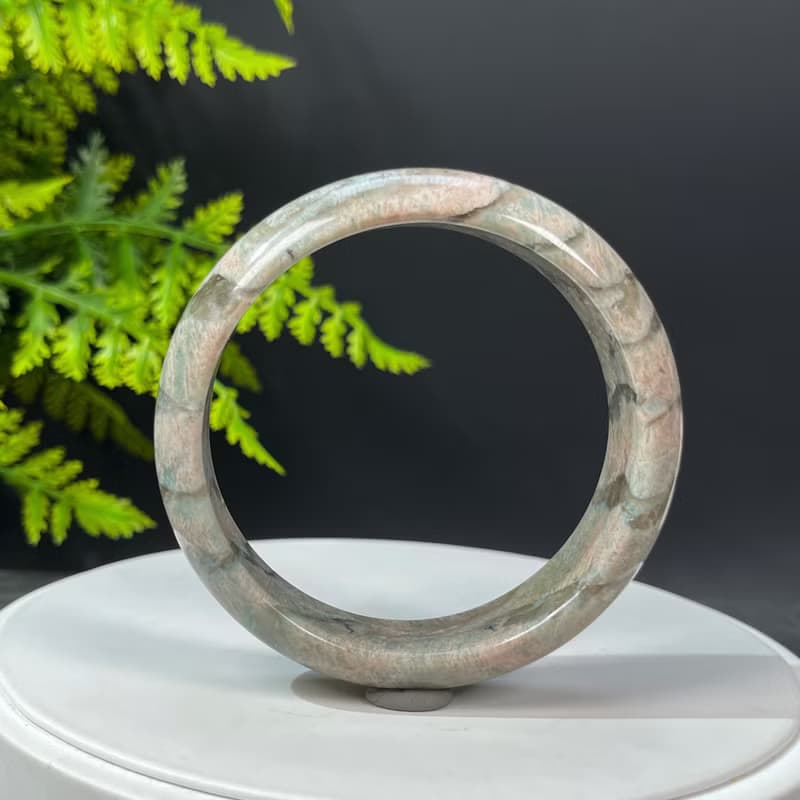 獨特長石手鐲62+MM 玉化高瓷星光 肉紅色飄綠小寬條景鐲 療愈能量