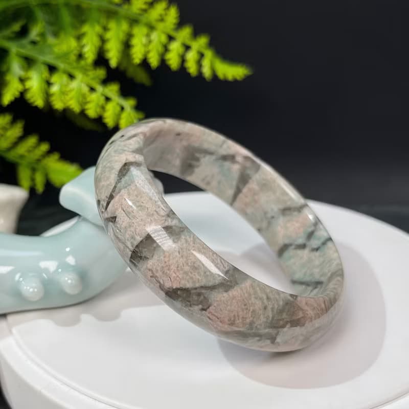 獨特長石手鐲62+MM 玉化高瓷星光 肉紅色飄綠小寬條景鐲 療愈能量