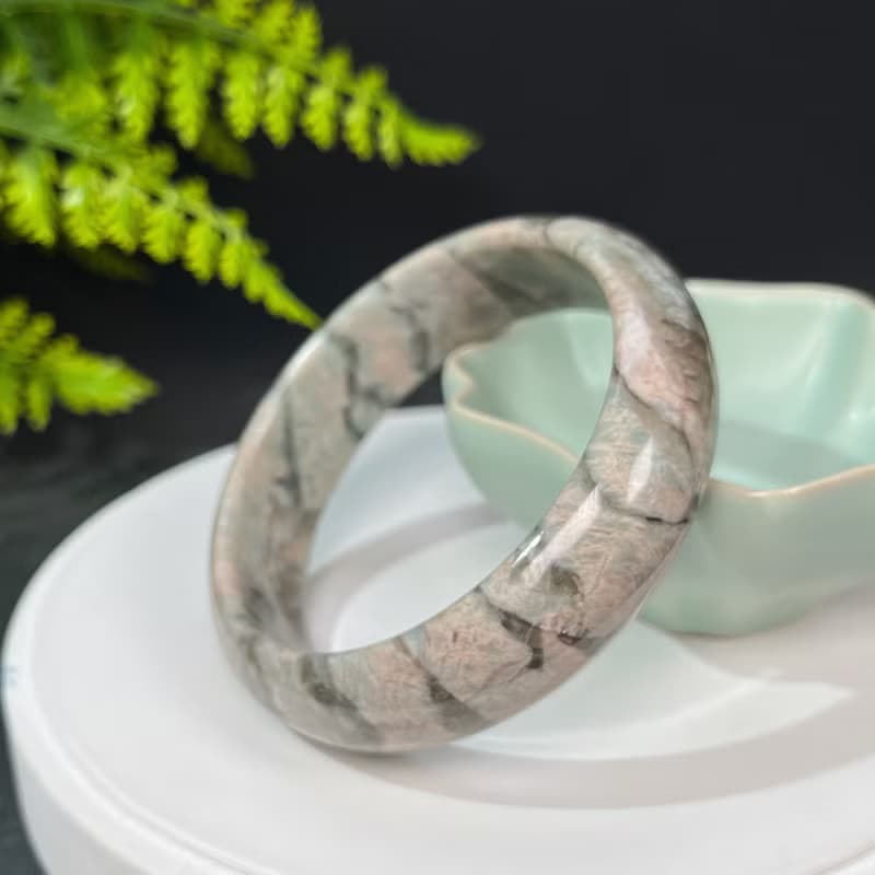 獨特長石手鐲62+MM 玉化高瓷星光 肉紅色飄綠小寬條景鐲 療愈能量