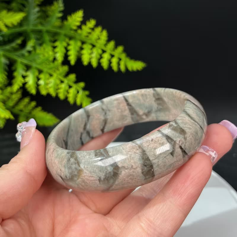 獨特長石手鐲62+MM 玉化高瓷星光 肉紅色飄綠小寬條景鐲 療愈能量