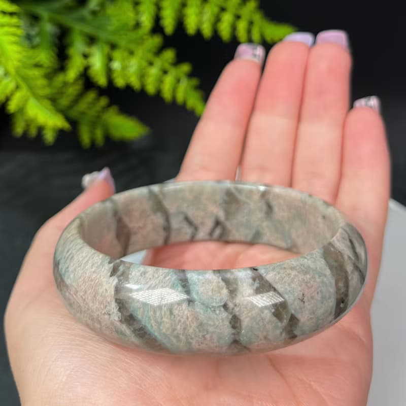 獨特長石手鐲62+MM 玉化高瓷星光 肉紅色飄綠小寬條景鐲 療愈能量