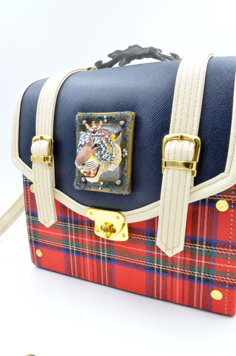 立體老虎綴寶石水晶裝飾 紅色格子x寶藍PU仿皮箱子斜肩帶手袋包包