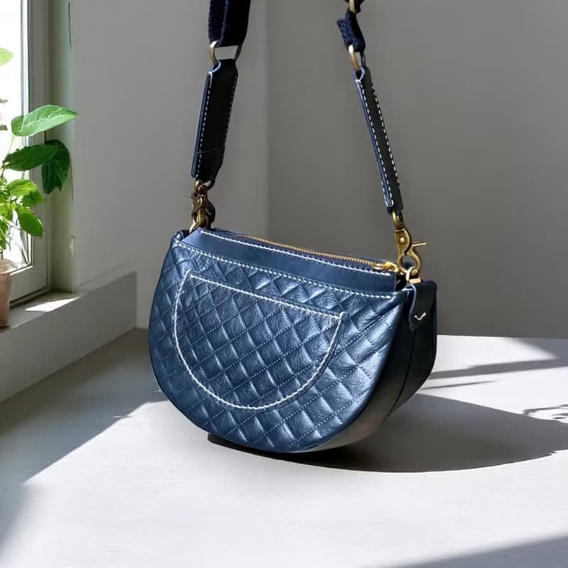 手作植鞣斜背河豚包 - 質感黑 / 菱格紋黑 (禮物 情人節 聖誕禮物