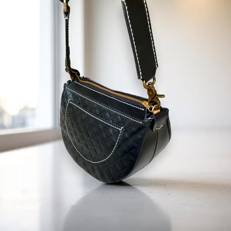 手作植鞣斜背河豚包 - 質感黑 / 菱格紋黑 (禮物 情人節 聖誕禮物