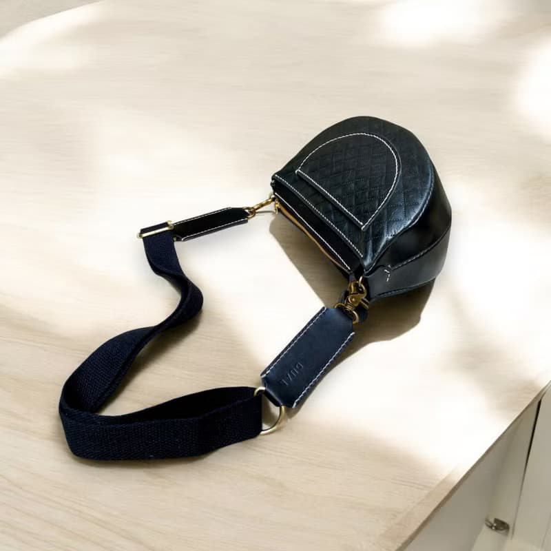 手作植鞣斜背河豚包 - 質感黑 / 菱格紋黑 (禮物 情人節 聖誕禮物