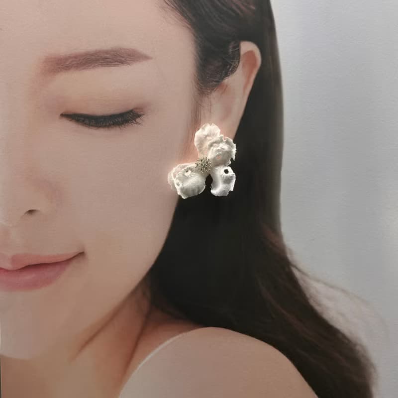Pinkoi 限定獨家 | Note 小音符有型銀白相間優雅小花耳環