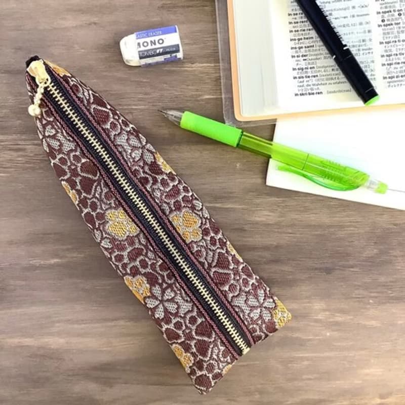 【肉球と桜】畳縁　テトラ型　ペンケース　和風　チョコレート　キャラメル　茶色　足あと　犬