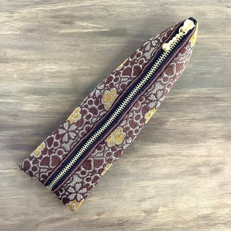 【肉球と桜】畳縁　テトラ型　ペンケース　和風　チョコレート　キャラメル　茶色　足あと　犬