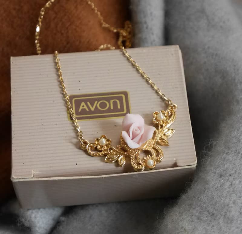 古董Avon 1987 原裝盒 金色古典珍珠蕾絲雕花立體玫瑰花陶瓷項鍊