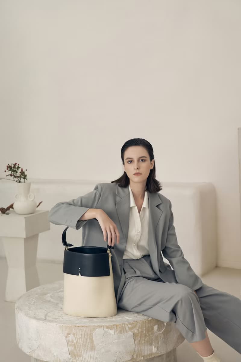 Gaia Jumbo 素皮革 水桶包 側背包 手拿包 黑色x米白