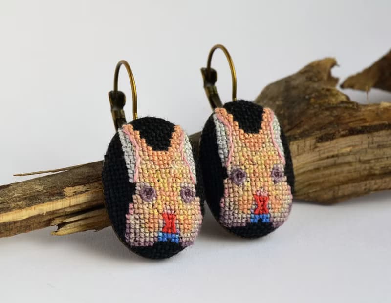 米色兔子刺繡耳環 送給寵物愛好者的首飾 送給她的手工兔子禮物
