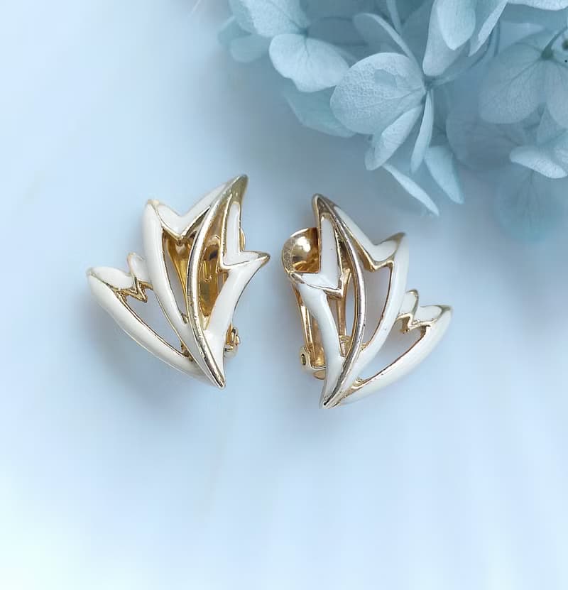 Vintage Jewelry 西洋古董飾品 對稱 白琺瑯 葉形 夾式耳環