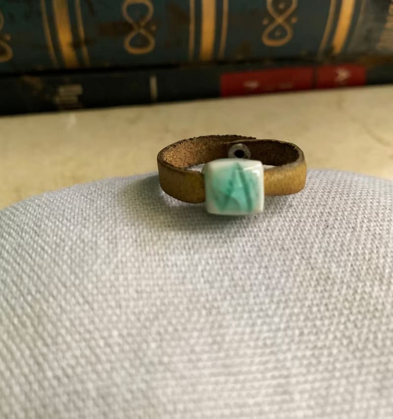 戒指 日本白瓷 自然釉色 無限看不膩色調 真皮革 字母系列