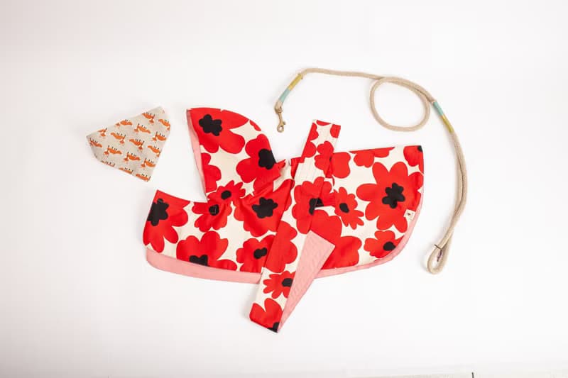 【現貨】 白黑紅花,L_61,毛孩斗蓬雨衣,雙面可穿, 防風防雨