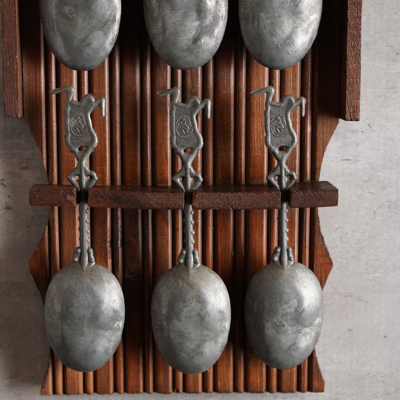 荷蘭立體雙鶴浮雕錫製湯匙與展示架套組