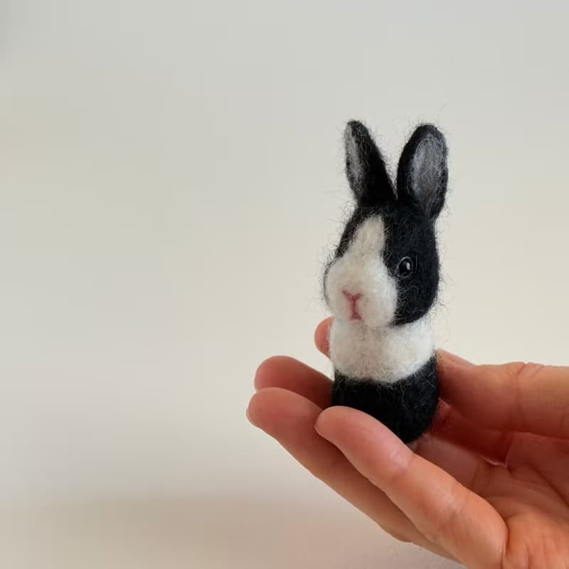 手のひらサイズの羊毛フェルトうさぎと手編みのかご　ダッチブラック　ミモザに囲まれた小さな幸せ