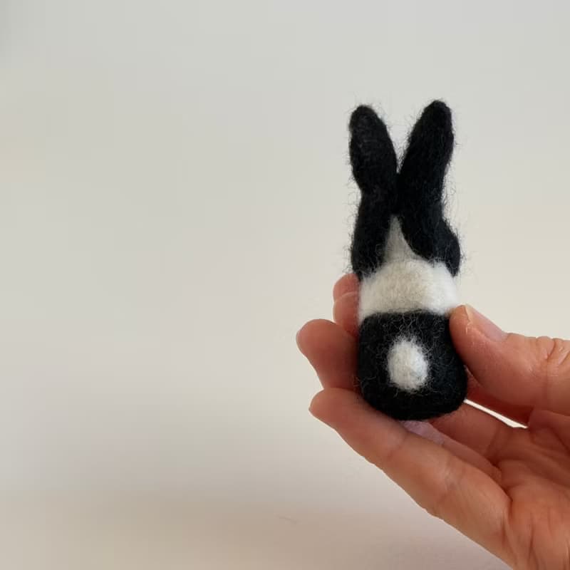 手のひらサイズの羊毛フェルトうさぎと手編みのかご　ダッチブラック　ミモザに囲まれた小さな幸せ