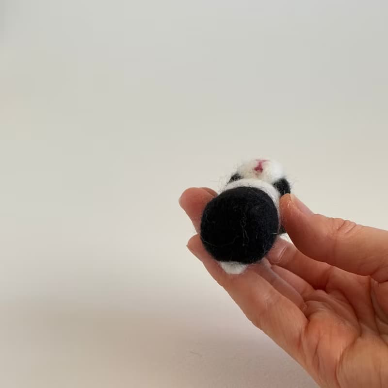 手のひらサイズの羊毛フェルトうさぎと手編みのかご　ダッチブラック　ミモザに囲まれた小さな幸せ