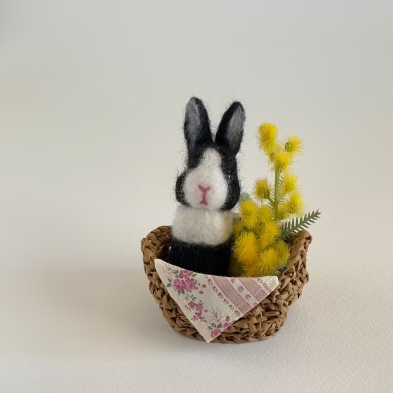 手のひらサイズの羊毛フェルトうさぎと手編みのかご　ダッチブラック　ミモザに囲まれた小さな幸せ
