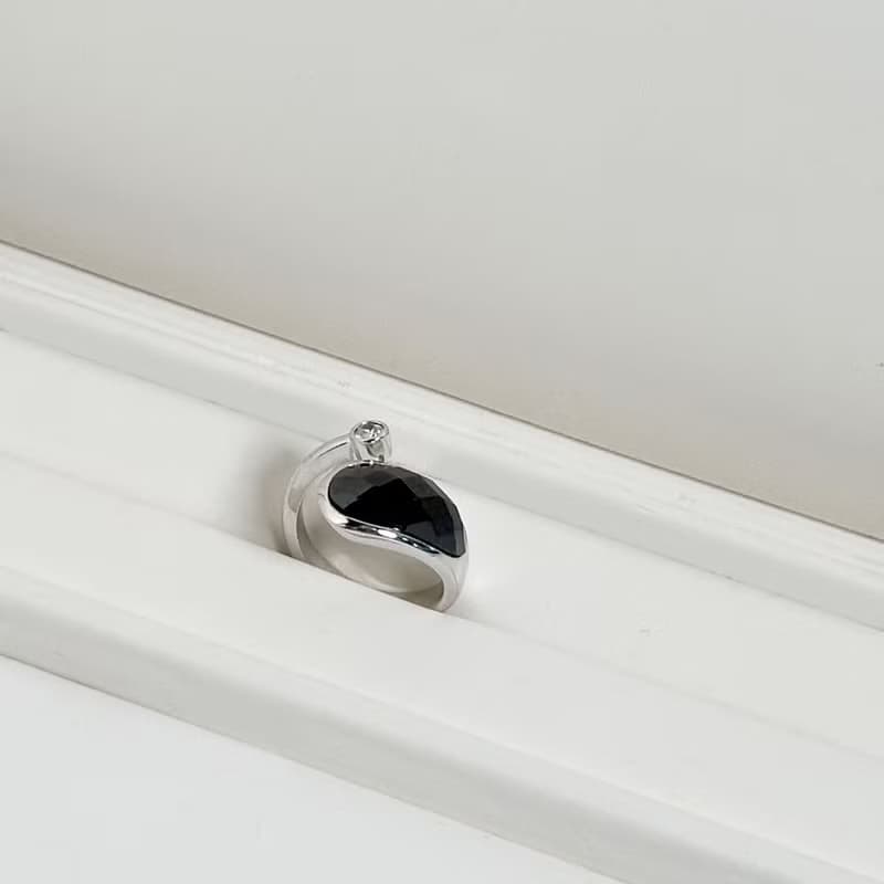 黑鋯石黃銅戒指/黑色 輕珠寶 造型戒指 開口戒指 黃銅飾品 輕奢