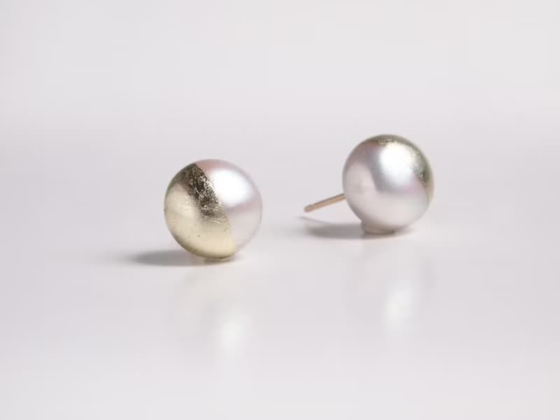 金箔パールのスタッドピアス・イヤリング　champagne gold and white 10mm
