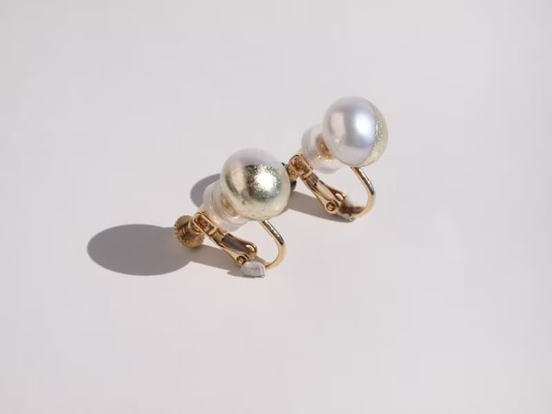 金箔パールのスタッドピアス・イヤリング　champagne gold and white 10mm