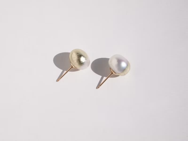 金箔パールのスタッドピアス・イヤリング　champagne gold and white 10mm