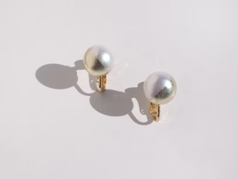 金箔パールのスタッドピアス・イヤリング　champagne gold and white 10mm