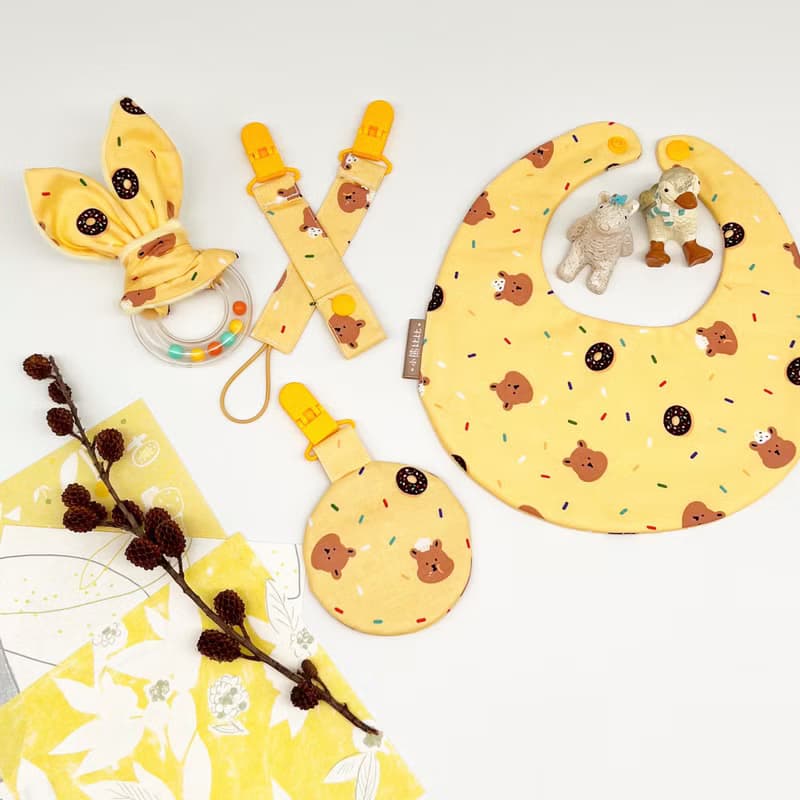 【 小熊比比】巧克力米甜甜圈小熊圍兜平安符袋彌月組