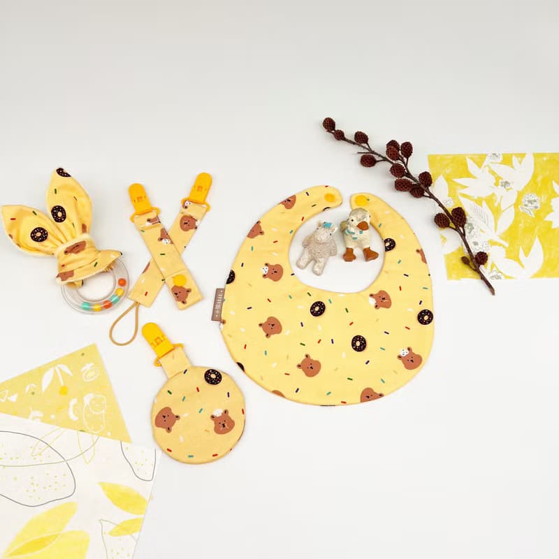 【 小熊比比】巧克力米甜甜圈小熊圍兜平安符袋彌月組