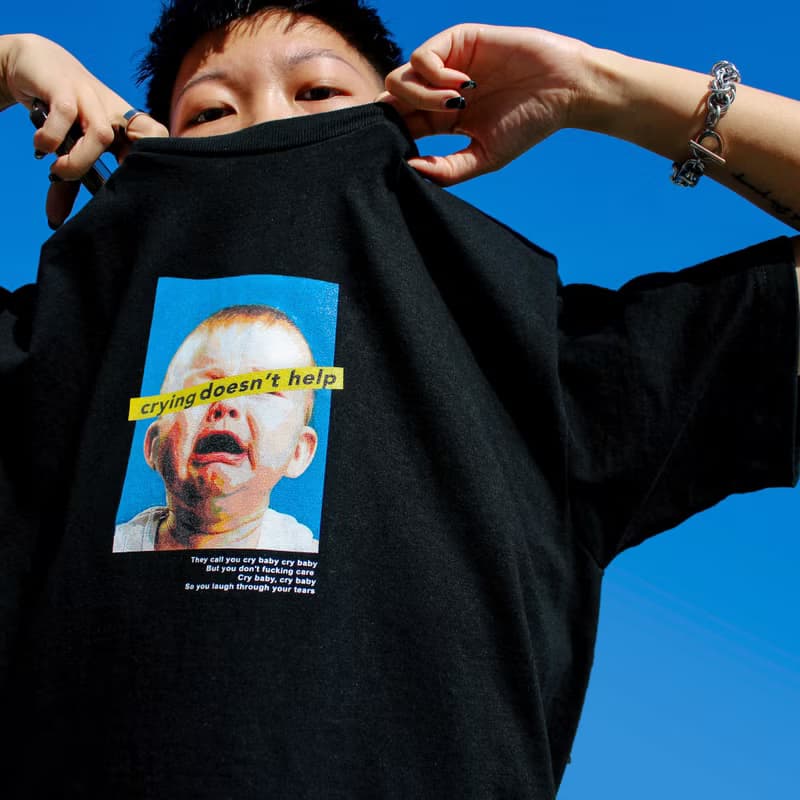 黑色 Crybaby Print Tee | 移民禮物 香港設計 短袖 T