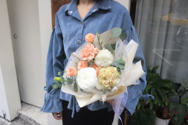 康乃馨鮮花花束 母親節花束 粉膚色 鮮花花束