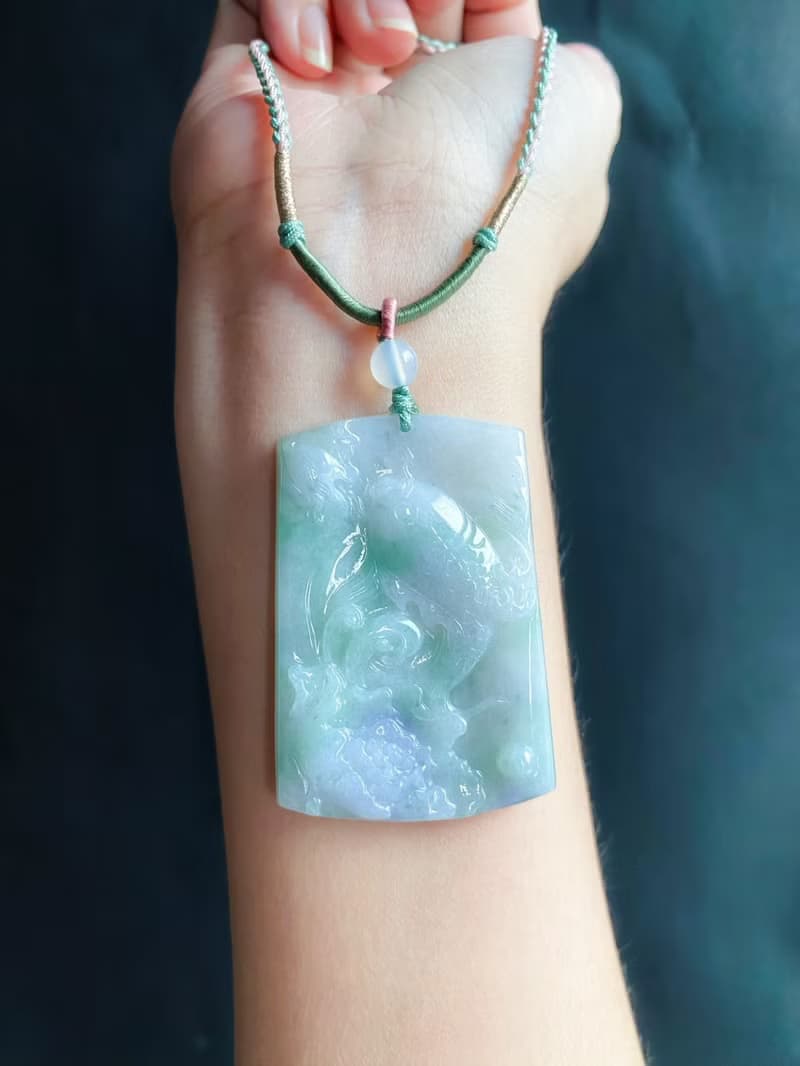 春彩 天然緬甸玉 翡翠 綠底帶紫翡 如魚得水 玉質細膩 吊墜 項鍊