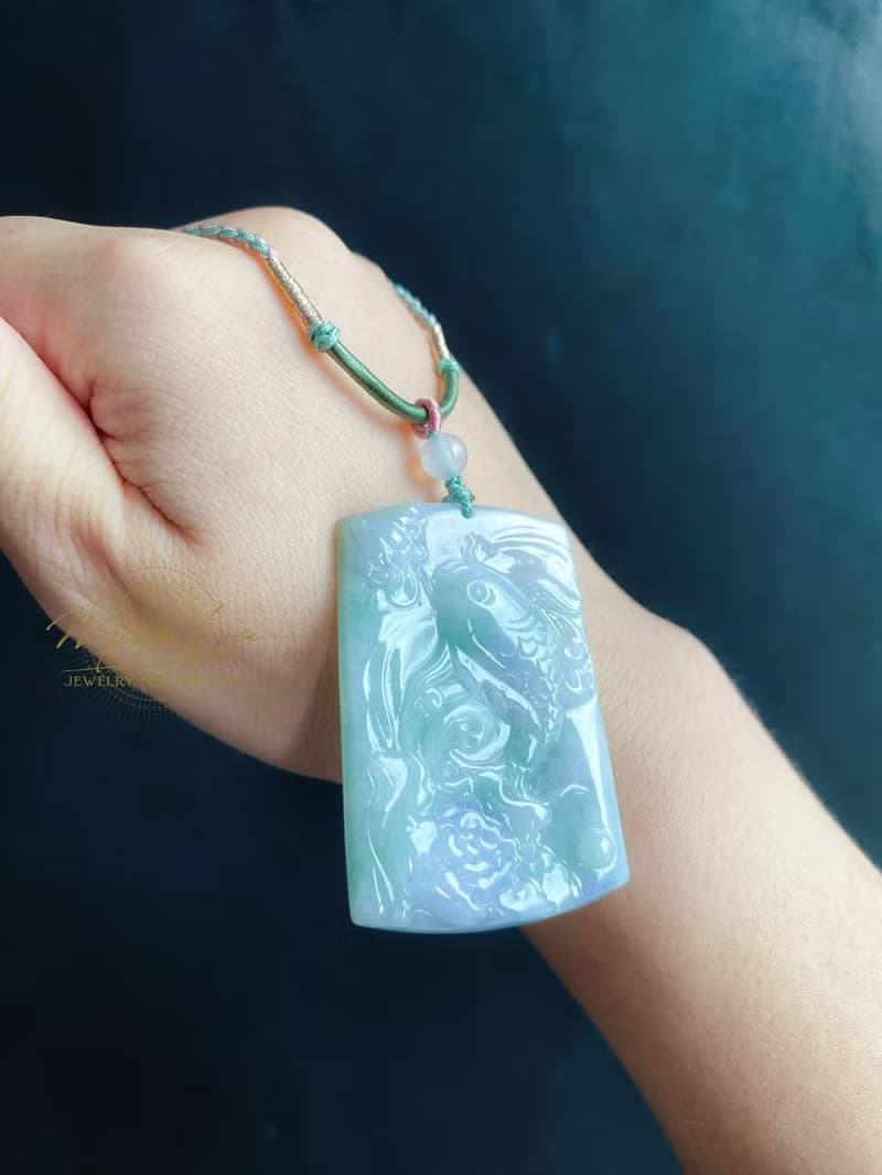 春彩 天然緬甸玉 翡翠 綠底帶紫翡 如魚得水 玉質細膩 吊墜 項鍊