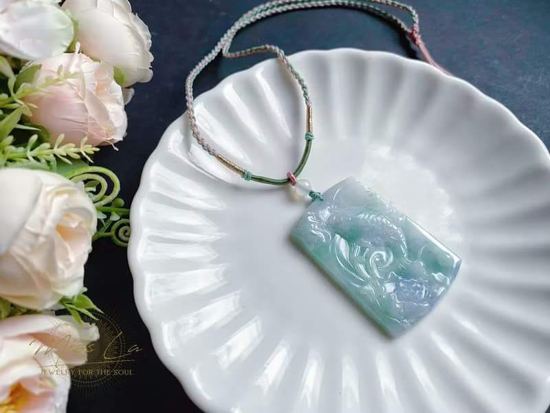 春彩 天然緬甸玉 翡翠 綠底帶紫翡 如魚得水 玉質細膩 吊墜 項鍊