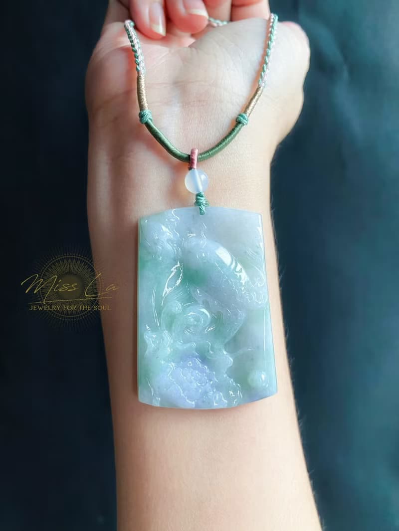 春彩 天然緬甸玉 翡翠 綠底帶紫翡 如魚得水 玉質細膩 吊墜 項鍊